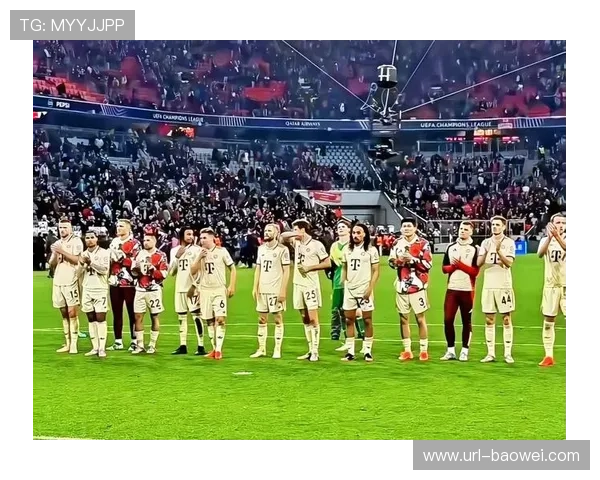 拜仁球员赛后与远征球迷互动，共庆圣诞冠军